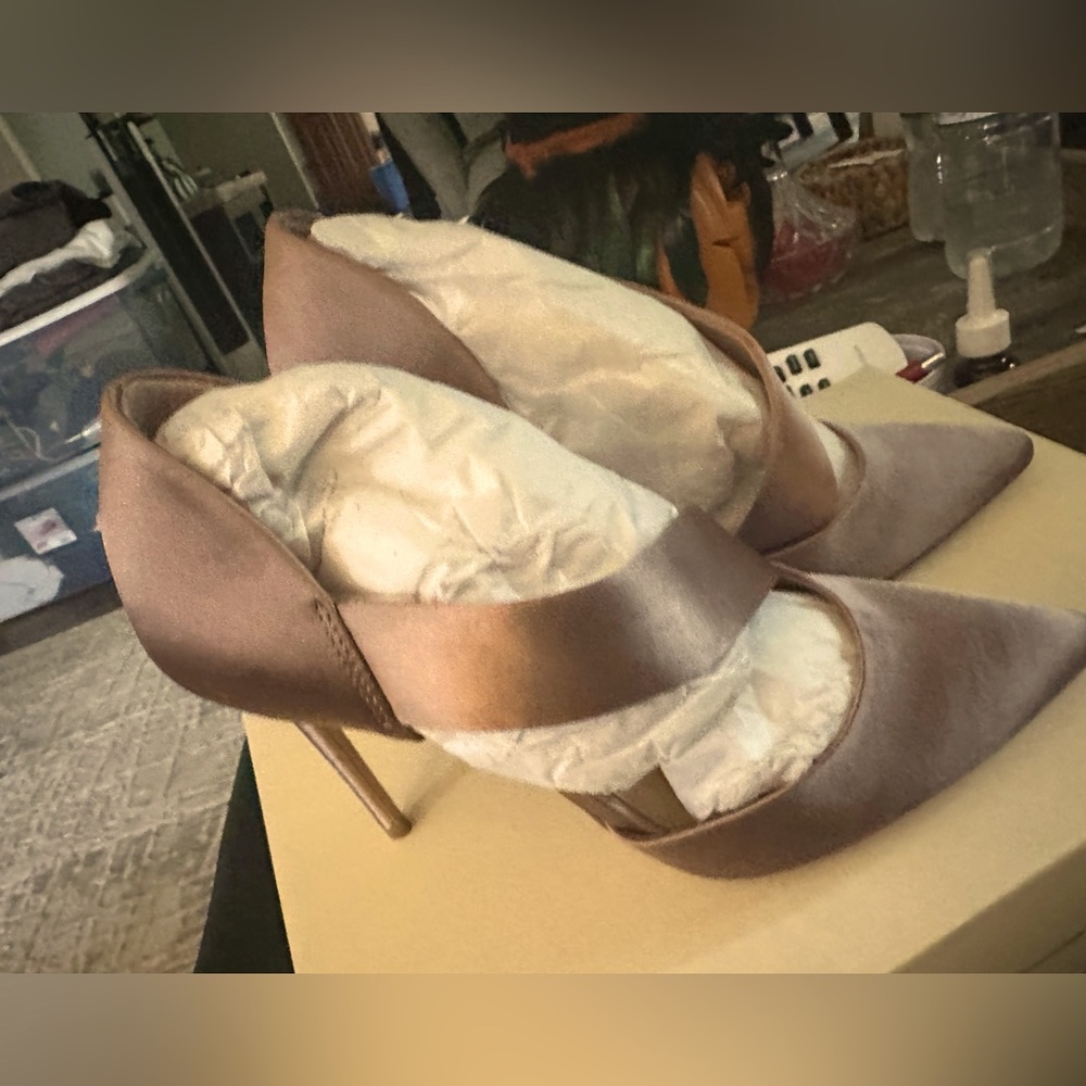 NWT - VINCE CAMUTO WARM TAUPE DELUXE SATIN STYLE IM-OYA —w/ORIGINAL BOX